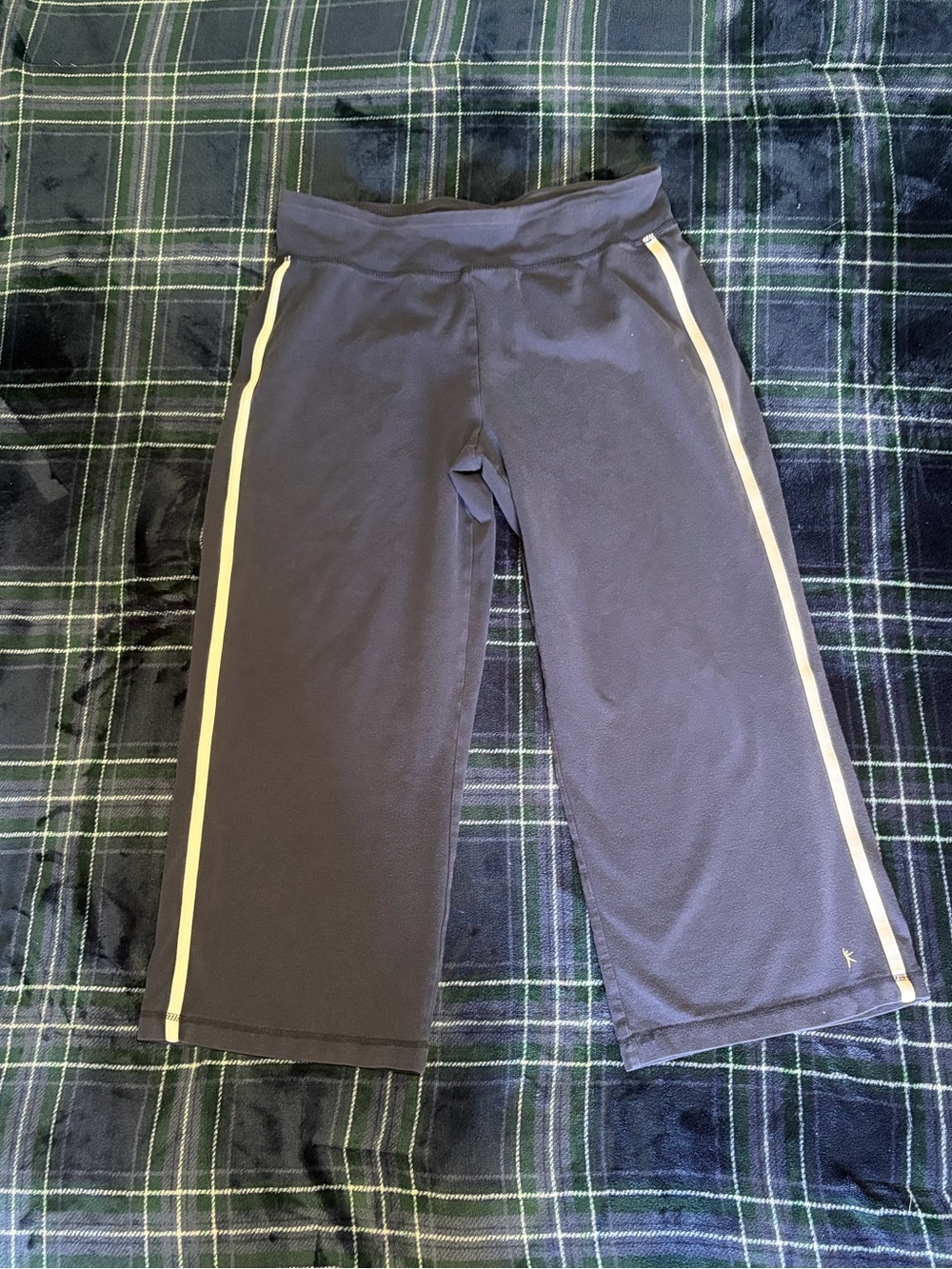 2000s Danskin capri Navy blue leggings with white side stripes. Size S.